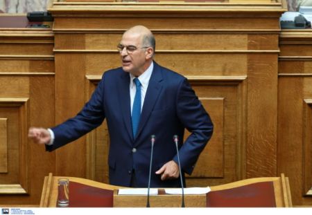 Καταστροφικά για την κοινωνία τα μέτρα του 2017, λέει ο Δένδιας