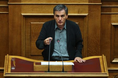 Τσακαλώτος: Η μεταβίβαση στο υπερταμείο θα φέρει αναδιάρθρωση των ΔΕΚΟ