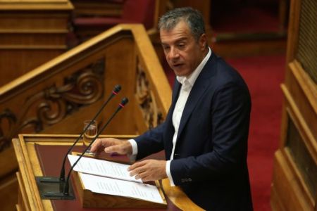 Θεοδωράκης: Ξεπεράσατε και τους προηγούμενους στο λαϊκισμό