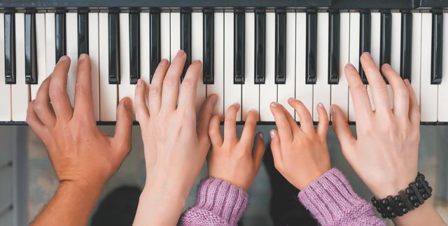 Ενα παιδί, τρεις γονείς, πολλά ερωτήματα