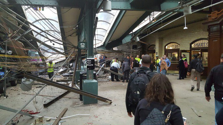 Τρένο προσέκρουσε σε σταθμό στο Νιου Τζέρσεϊ-Τρεις νεκροί και πάνω από 100 τραυματίες