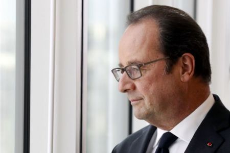 Ούτε καν το χρίσμα των Σοσιαλιστών δεν «δίνουν» οι δημοσκοπήσεις στον Ολάντ