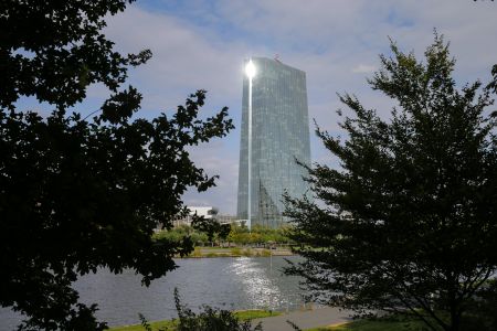 Reuters: Τα σενάρια που εξετάζει η ΕΚΤ για το QE