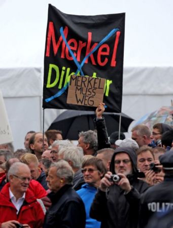 Συνθήματα κατά Μέρκελ και Γκάουκ από το Pegida στη Δρέσδη