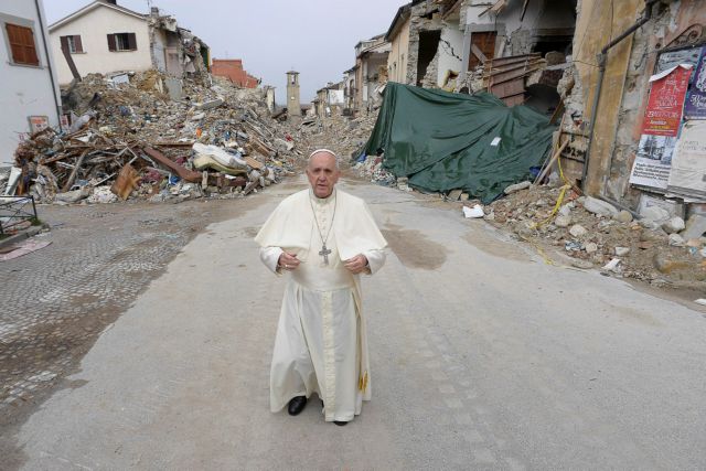 Ο Πάπας προσεύχεται στα ερείπια του Αματρίτσε