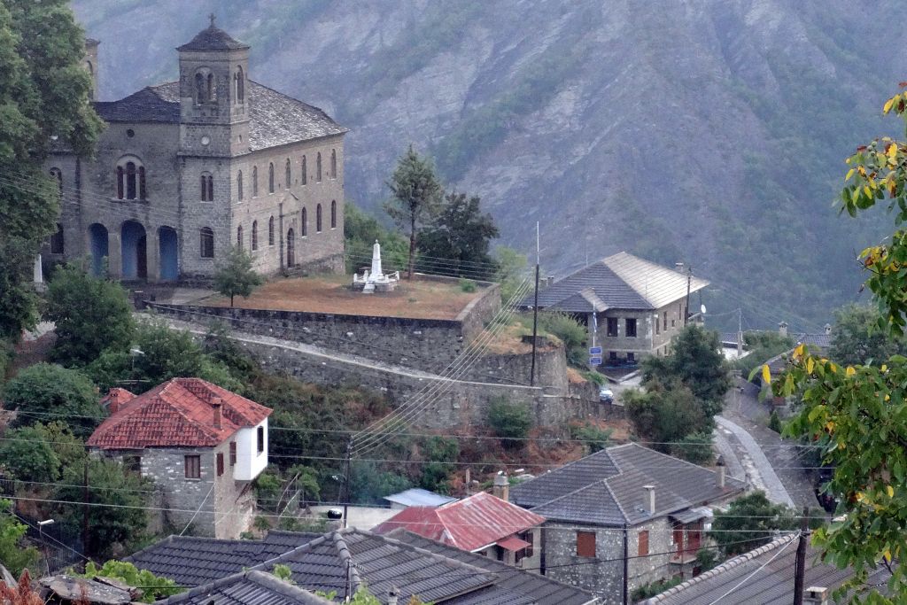 Το χαλάζι άσπρισε τις αυλές των σπιτιών στην Κόνιτσα