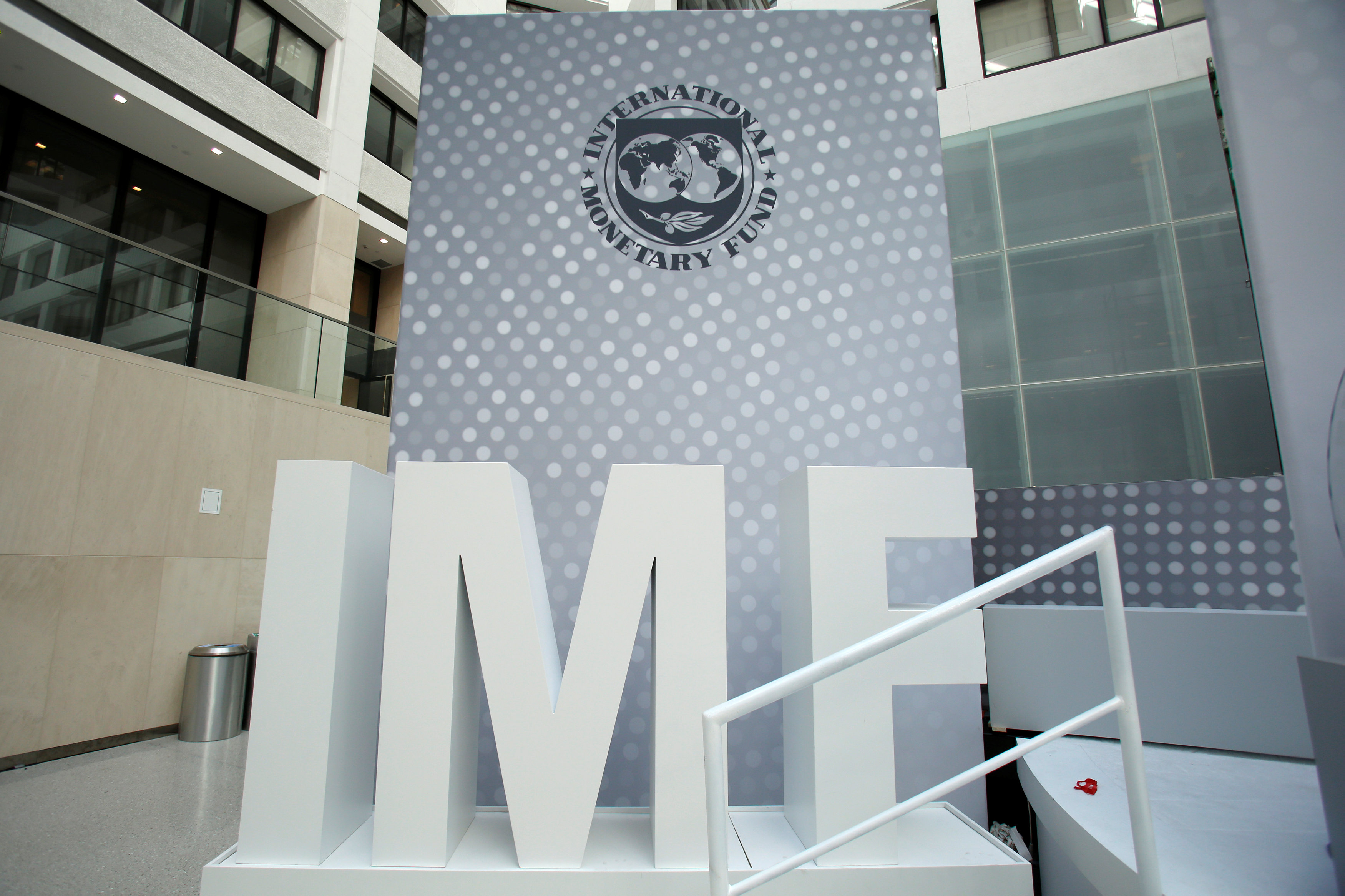 Το ΔΝΤ κατεβάζει τον πήχη της ανάπτυξης για το 2018