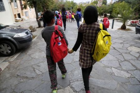 Chios: Parents association calls “referendum” for refugee children