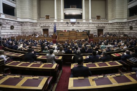 Βουλή: 196 «ναι» στην ονομαστική ψηφοφορία για το μέρισμα στους χαμηλοσυνταξιούχους