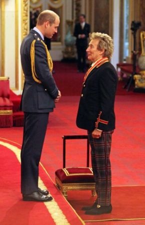 Ιππότης χρίστηκε ο θρύλος της ροκ Ροντ Στιούαρτ