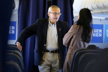 Το στρατόπεδο Κλίντον συνδέει τον Τραμπ με τα WikiLeaks και τη Ρωσία