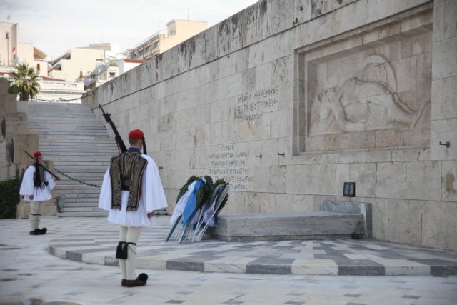 «Εγώ έριξα τη μολότοφ στο Μνημείο του Αγνώστου Στρατιώτη» υποστηρίζει 25χρονος | tovima.gr