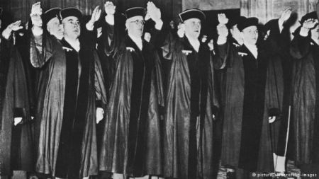 Deutsche Welle: Μαύρες τήβεννοι, φαιό φρόνημα