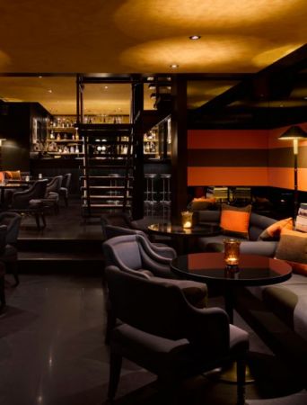 Γάτα… James Bond