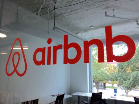 Μακροχρόνια στρατηγική για το Airbnb ζητούν βουλευτές του ΣΥΡΙΖΑ