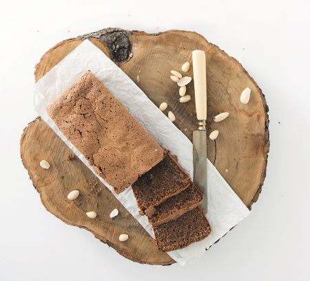 Κέικ με χαρουπάλευρο και πούδρα αμυγδάλου