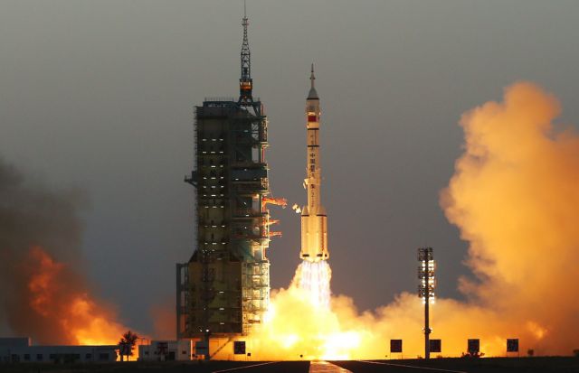 Εντυπωσιακή εκτόξευση επανδρωμένου διαστημικού πυραύλου από την Κίνα | tovima.gr
