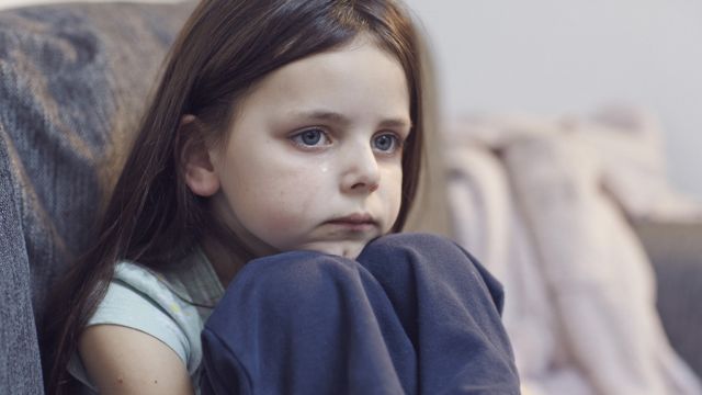 Ψυχοσωματικά προβλήματα για τα παιδιά που μεγαλώνουν με ανάδοχους γονείς | tovima.gr