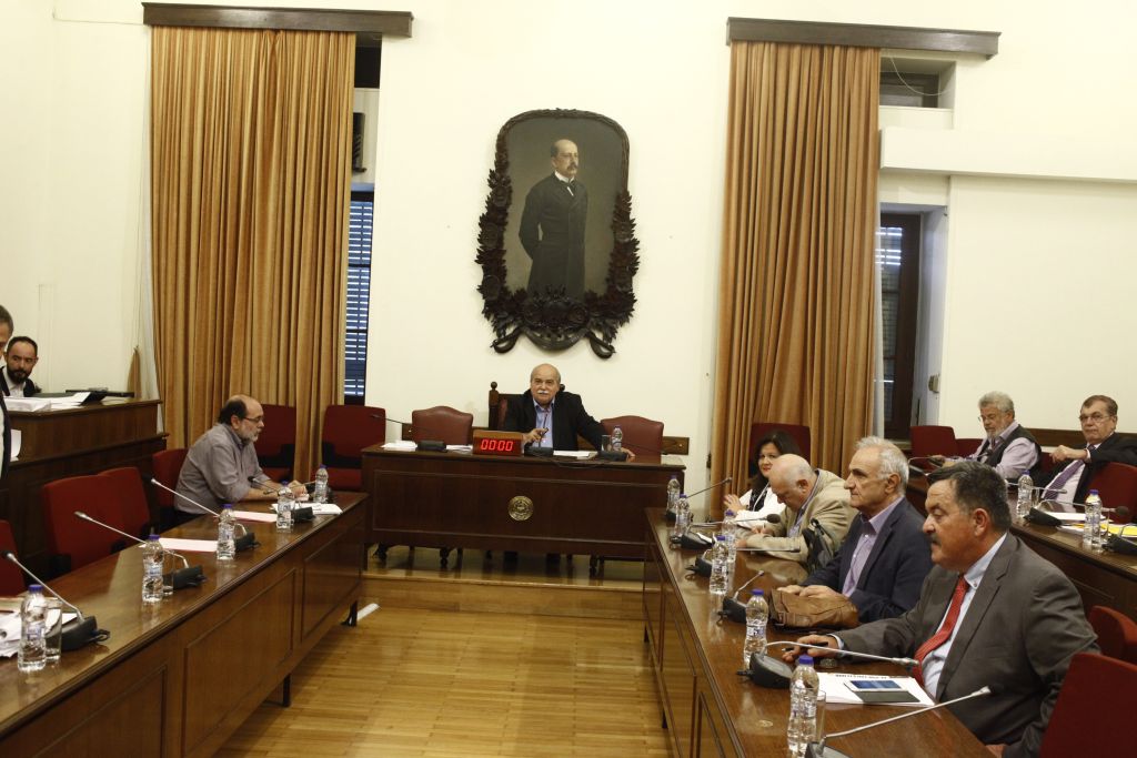 Αποσύρει το «4» από τις τηλεοπτικές άδειες ο Ν.Παππάς – Το ΕΣΡ αρμόδιο για τον αριθμό αδειών – Διάσκεψη των Προέδρων της Βουλής (live)