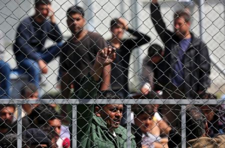 Chios: Refugees and migrants block entrances to VIAL hot spot