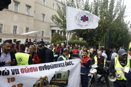 Τροπολογία για το ΕΚΑΒ έβγαλε στους δρόμους τους εργαζόμενους