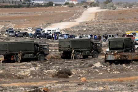 Κύπρος: Κάτοικοι περικύκλωσαν Βρετανούς στρατιώτες που έκοβαν ακακίες