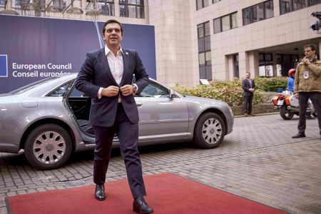 Greek government insists upon a solution for debt within 2016