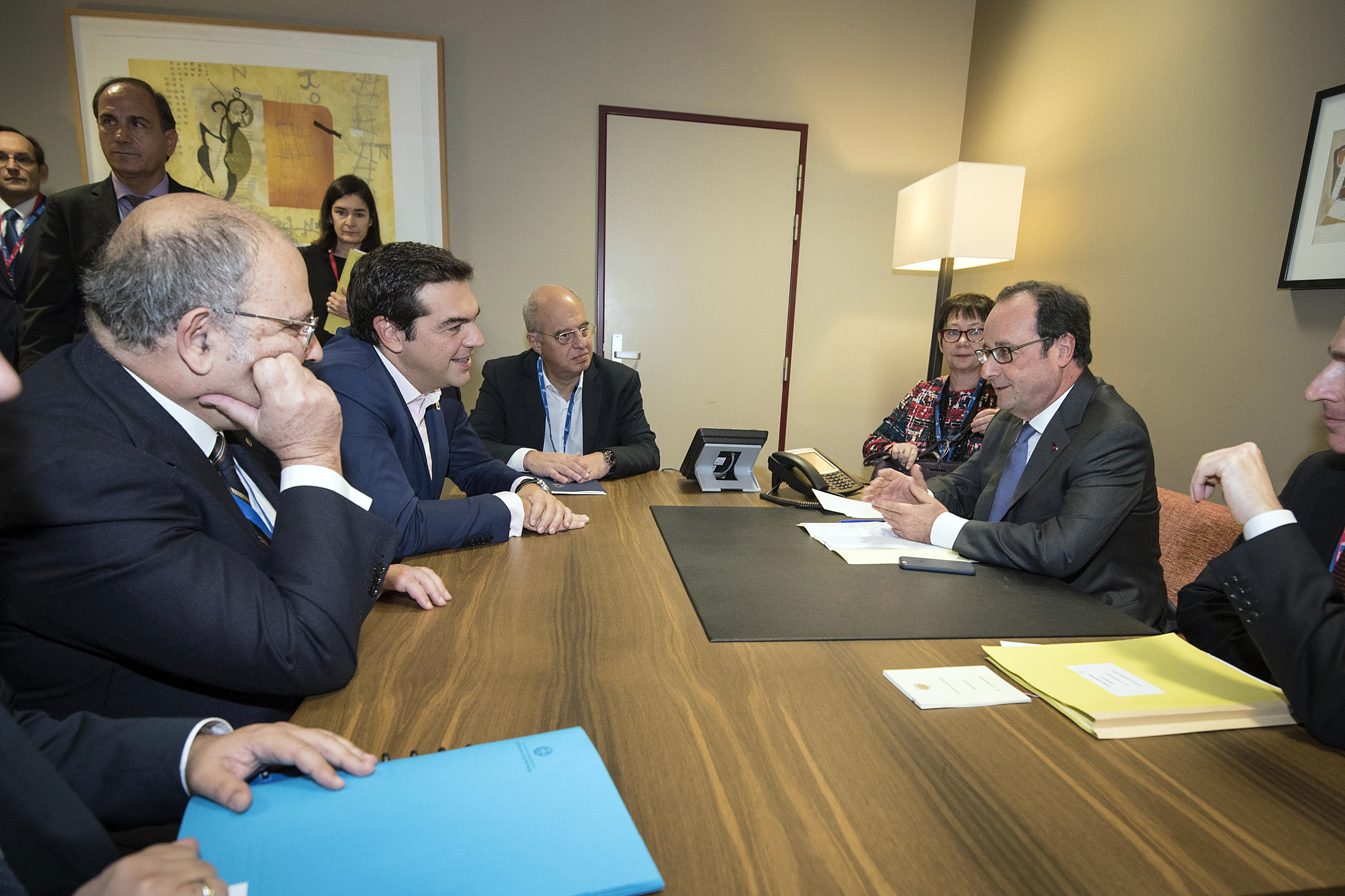 Σύνοδος Κορυφής – Τσίπρας, Μέρκελ, Ολάντ: Αναζητείται σήμα για το ελληνικό χρέος από την Ευρώπη