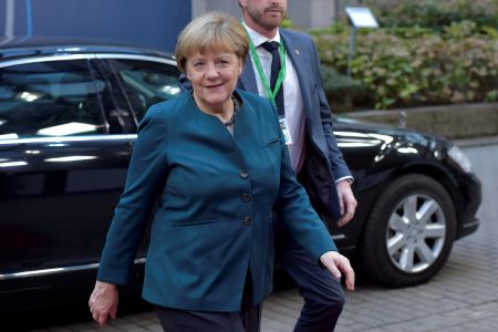 Η Μέρκελ προειδοποιεί με κυρώσεις τη Ρωσία για τα πλήγματα στο Χαλέπι