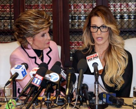 Πορνοστάρ κατηγορεί τον Τραμπ πως της έκανε «ανήθικη πρόταση»