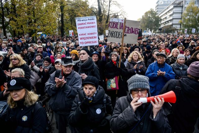 Πολωνία: Στους δρόμους οι γυναίκες για τα μέτρα κατά αμβλώσεων