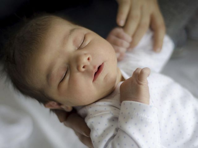 Ύπνο στο δωμάτιο των γονιών για τα νεογνά | tovima.gr