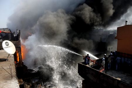 Ινδία: 15 νεκροί από φωτιά σε εργοστάσιο ενδυμάτων