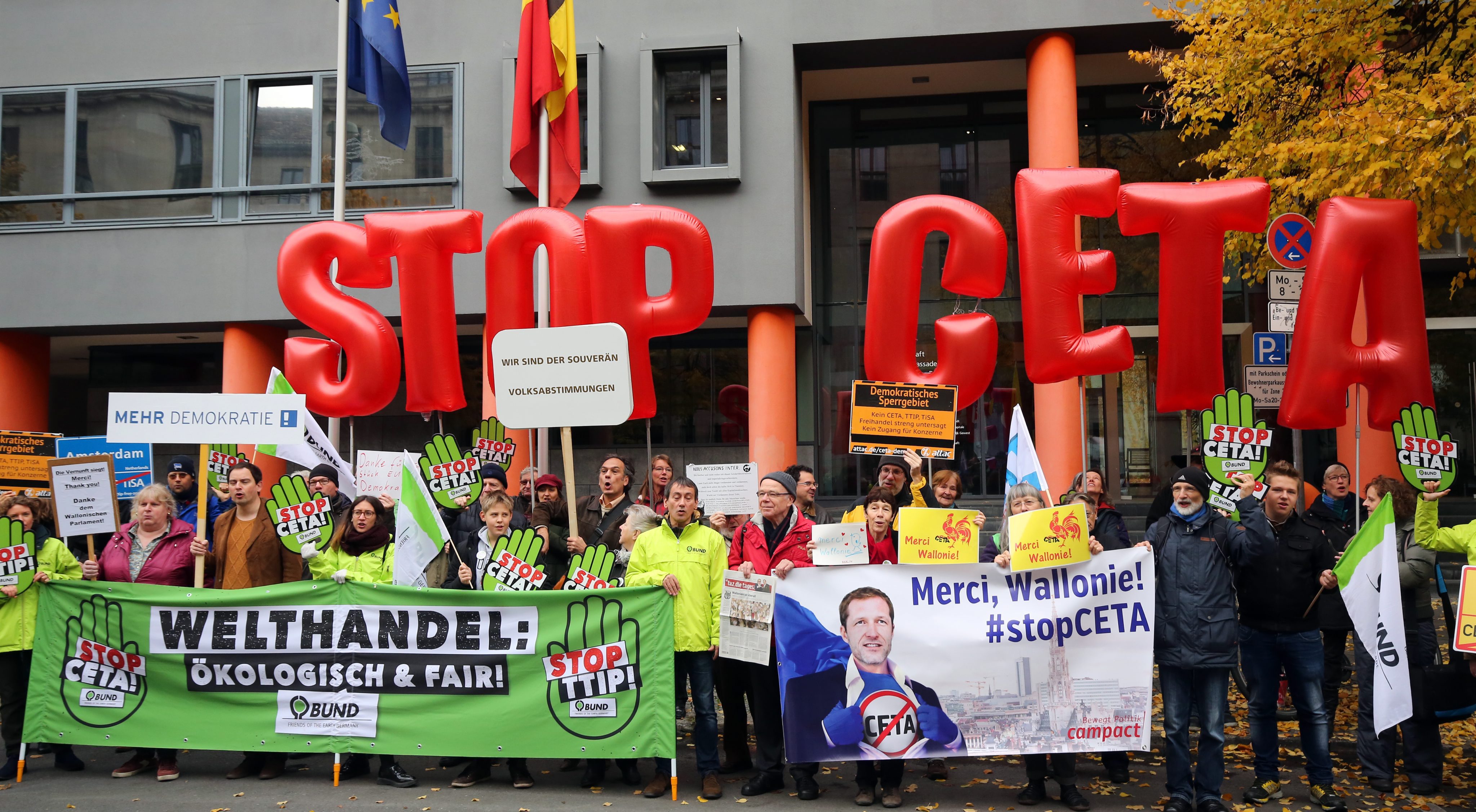 Δεν έρχεται Ευρώπη ο καναδός πρωθυπουργός για τη CETA