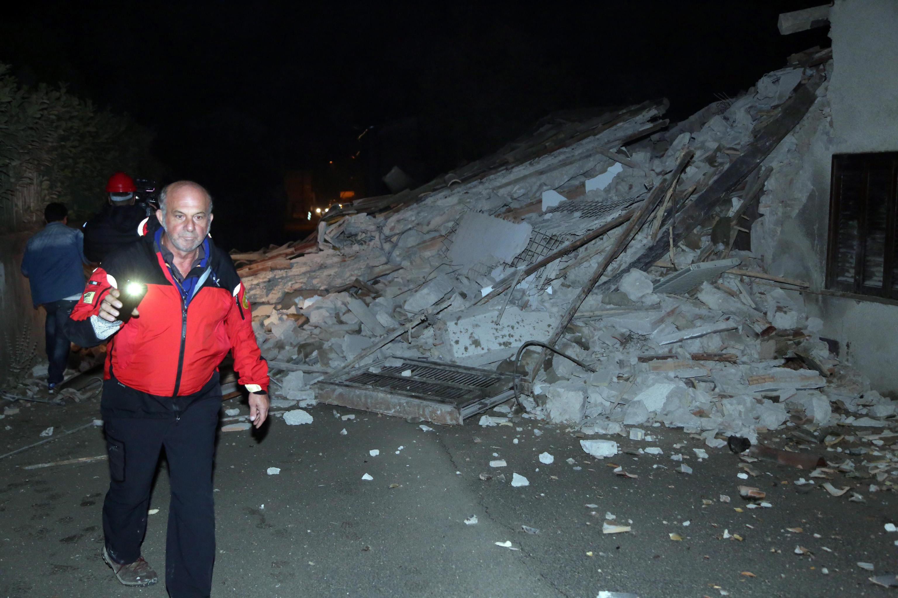 Ξάγρυπνη η Ιταλία μετά τον «τριπλό» σεισμό, καταρρεύσεις κτιρίων και ελαφρά τραυματίες
