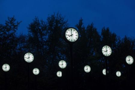 Μόνιμη υιοθέτηση της θερινής ώρας στην ΕΕ προτείνει ο Γιουνκέρ