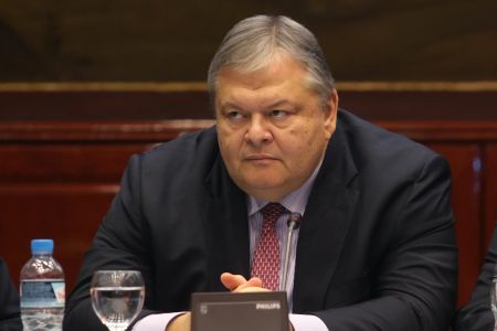 Βενιζέλος: Οχι ίσες αποστάσεις αλλά καθαρό προγραμματικό λόγο