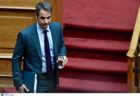 Mitsotakis aiming to attract centrists and undecided voters