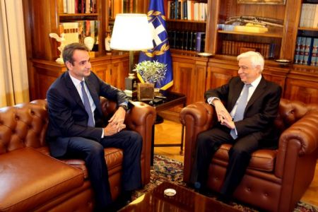 Mitsotakis calls for early elections to avoid political decline