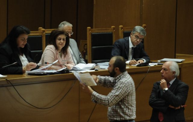 Αψιμαχίες αντιεξουσιαστών και χρυσαυγιτών στη δίκη της Χ.Α.