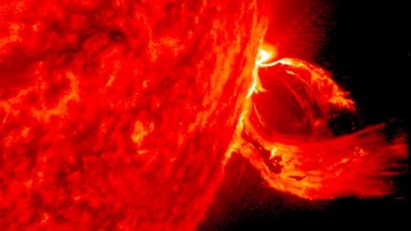 Ηλιακή καταιγίδα άνοιξε επικίνδυνη τρύπα στο μαγνητικό πεδίο της Γης