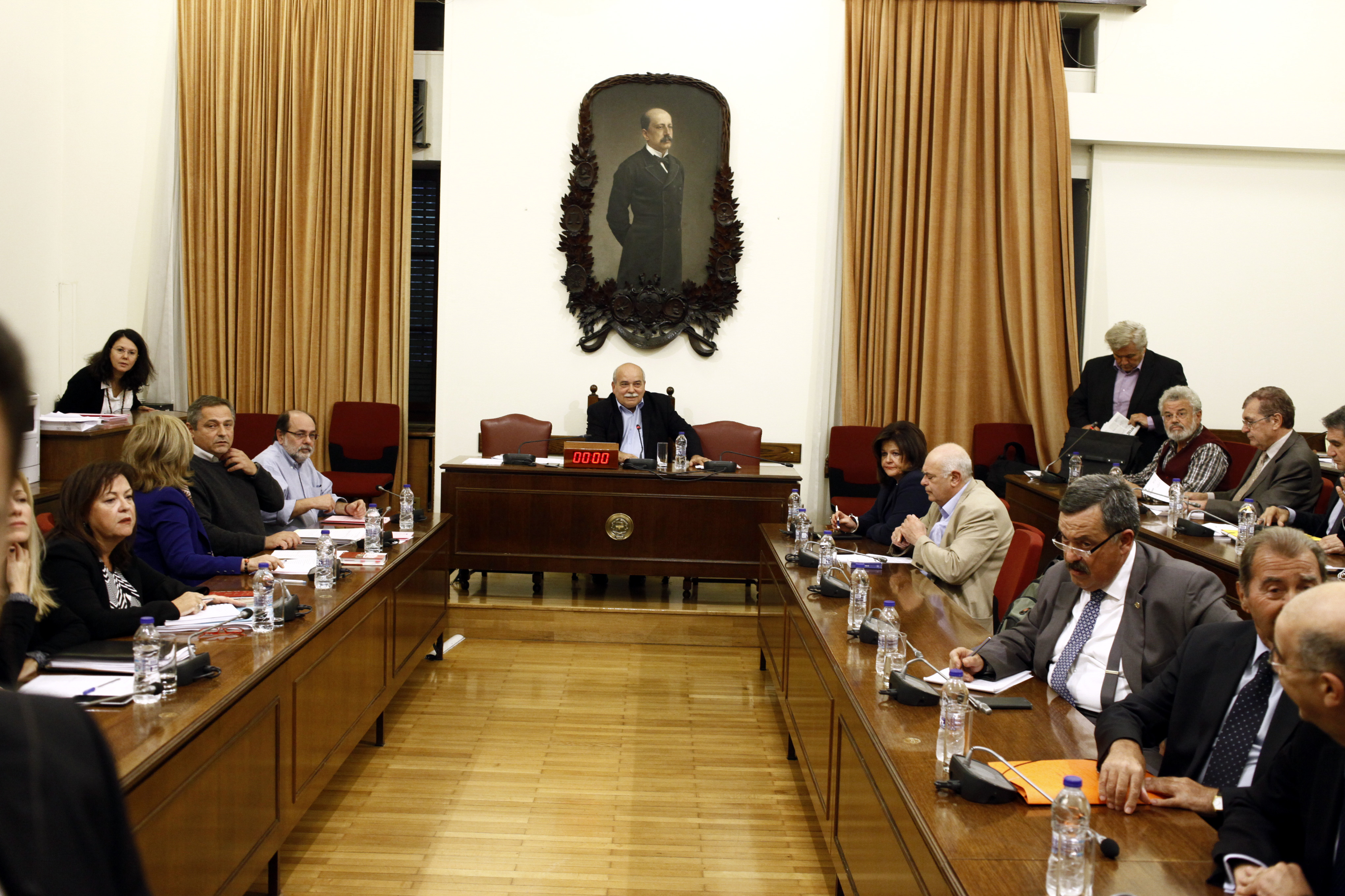 Σε αδιέξοδο η κυβέρνηση λίγες ώρες πριν τη Διάσκεψη των Προέδρων της Βουλής