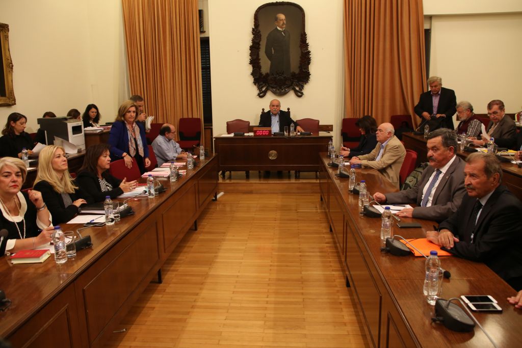 Με υποχώρηση της κυβέρνησης προς το δρόμο για την συγκρότηση ΕΣΡ