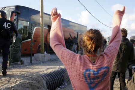 Απομακρύνθηκαν και οι τελευταίοι ανήλικοι από το Καλαί