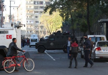 Eκρηξη παγιδευμένου δέματος σε συνοικία της Κωνσταντινούπολης