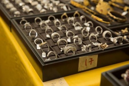 Το «μπουκί», η δίκη στο …Facebook, οι πληροφοριοδότες και τα δέκα ύποπτα χρυσοχεία