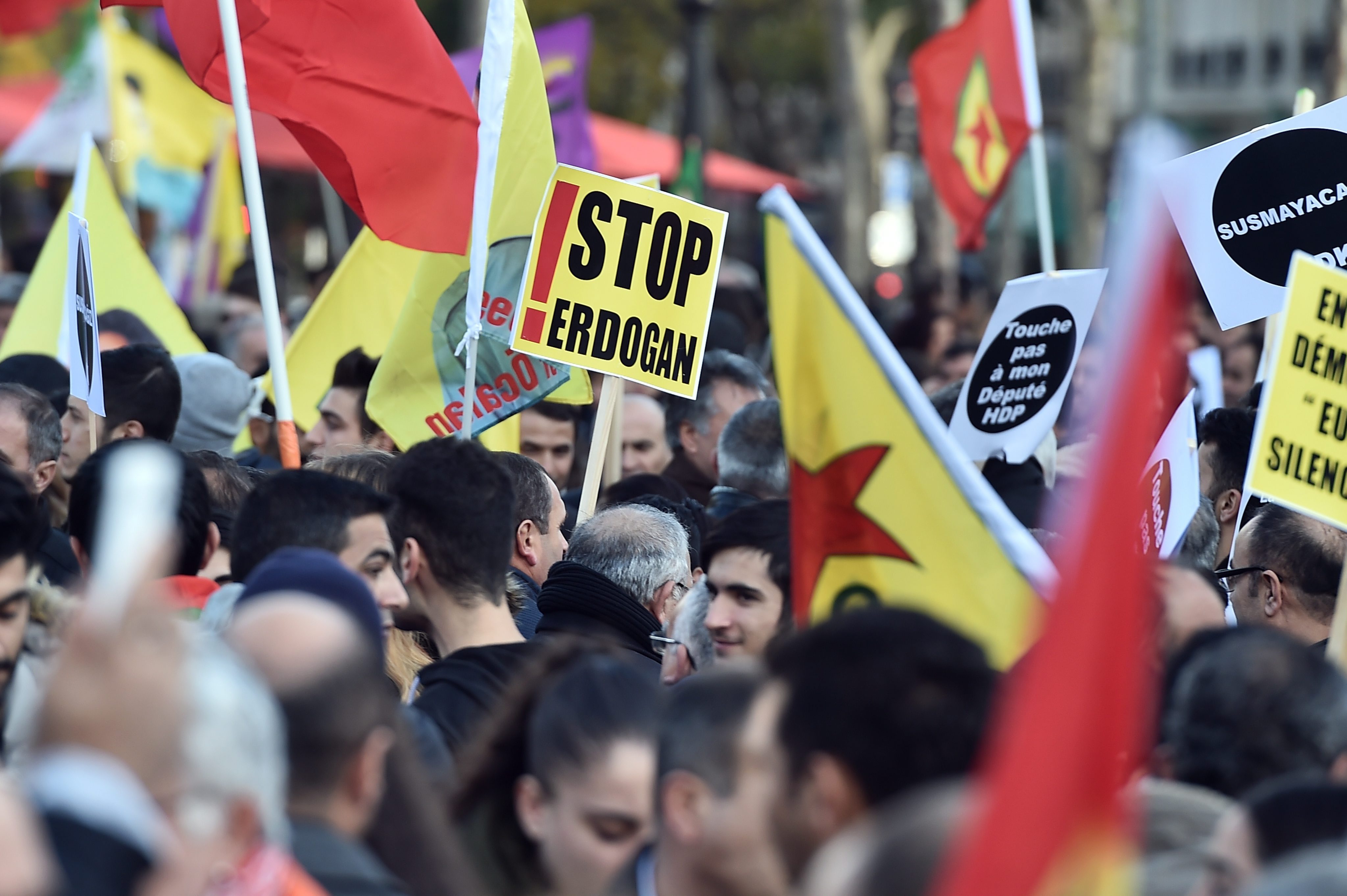 Κούρδοι: Σταματήστε τη δικτατορία του Ερντογάν