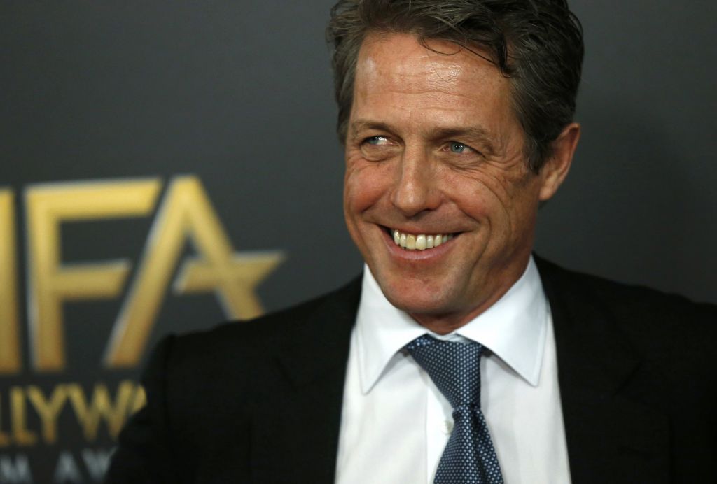 Πρώτη φορά γαμπρός στα 57 του ο Χιου Γκράντ