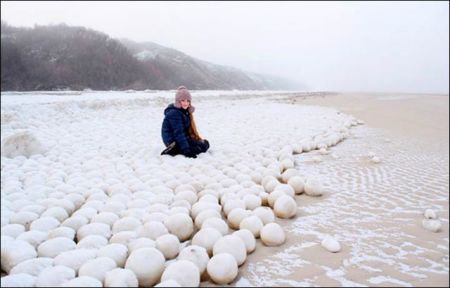 H φύση φτιάχνει χιονόμπαλες σε ακτή της Σιβηρίας