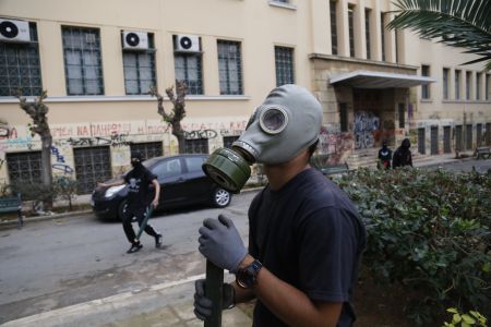 Πετροπόλεμος κουκουλοφόρων-αστυνομίας έξω από το Πολυτεχνείο